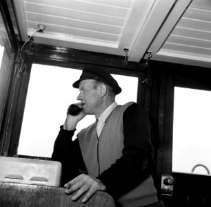 Schipper Anton Rieb telefonerend via de Rheinfunk in de stuurhut van de Damco 9, Bestanddeelnr 254-1354