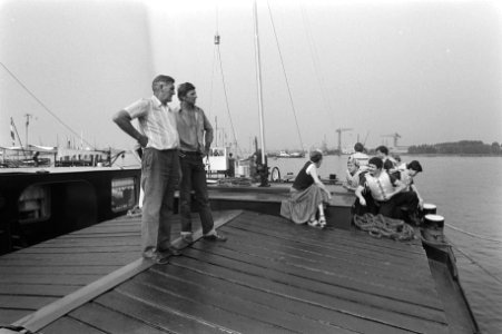 Schippers bekijken de situatie vanaf het dek van een schip, Bestanddeelnr 931-6254