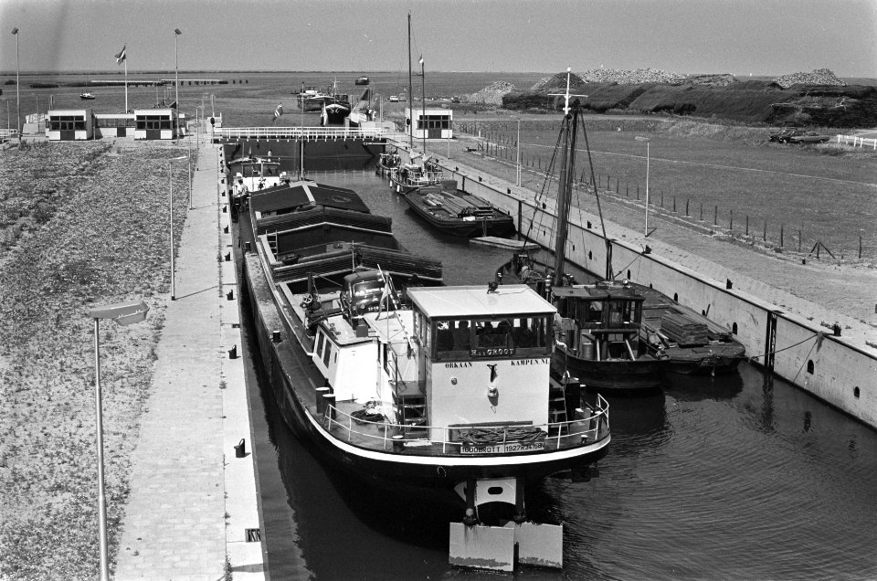 Schip in de sluis Houtrib, Bestanddeelnr 928-0718