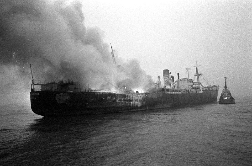 Schip South America in brand op zee, vijf mijl uit de kust bij Hoek van Holland , Bestanddeelnr 918-7685