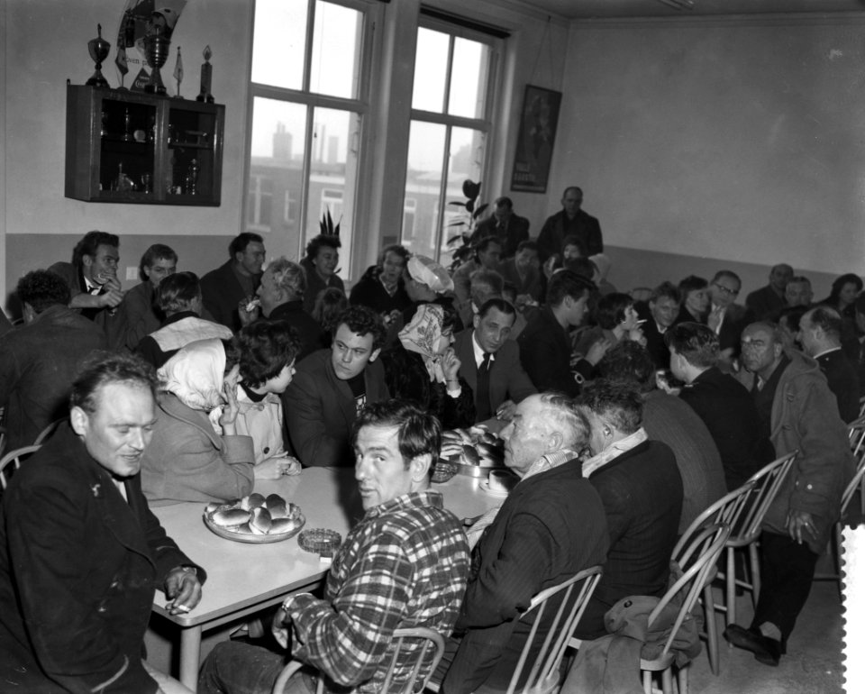 Schipbreukelingen van de Callisto met familieleden aan de maaltijd in Rotterdam, Bestanddeelnr 910-1796