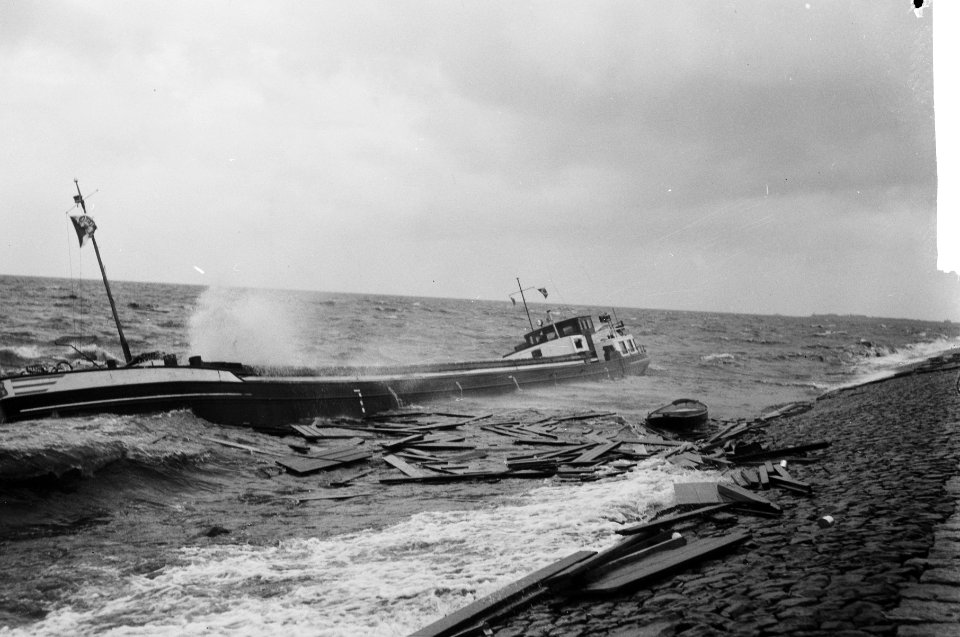Schip aan de grond bij Urk, Bestanddeelnr 913-3531