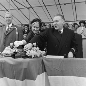 Schip voor HAL bij Wilton Fijenoord werf v.l.n.r. heer Duthil mevrouw J. Anema v, Bestanddeelnr 913-7952