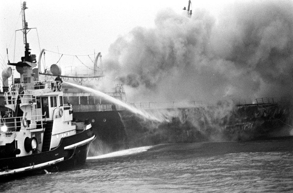 Schip South America in brand op zee, vijf mijl uit de kust bij Hoek van Holland , Bestanddeelnr 918-7684