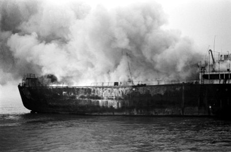Schip South America in brand op zee, vijf mijl uit de kust bij Hoek van Holland, Bestanddeelnr 918-7688