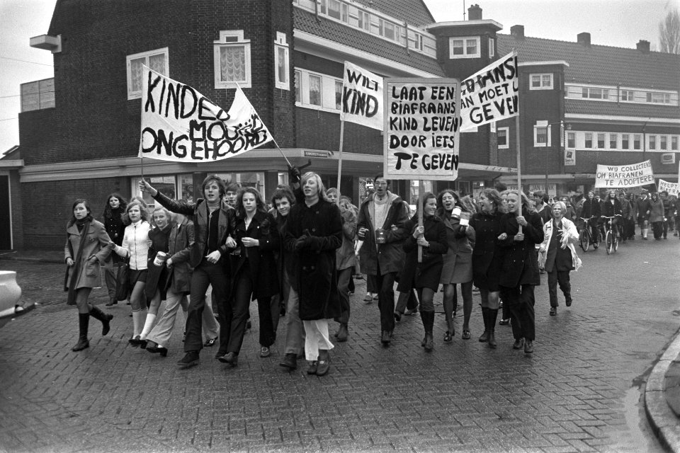 Scholieren in Amsterdam-Noord collecteren voor Biafra. Optocht met spandoeken, Bestanddeelnr 923-1592