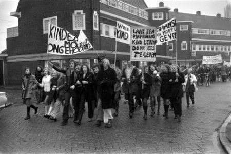 Scholieren in Amsterdam-Noord collecteren voor Biafra. Optocht met spandoeken, Bestanddeelnr 923-1592