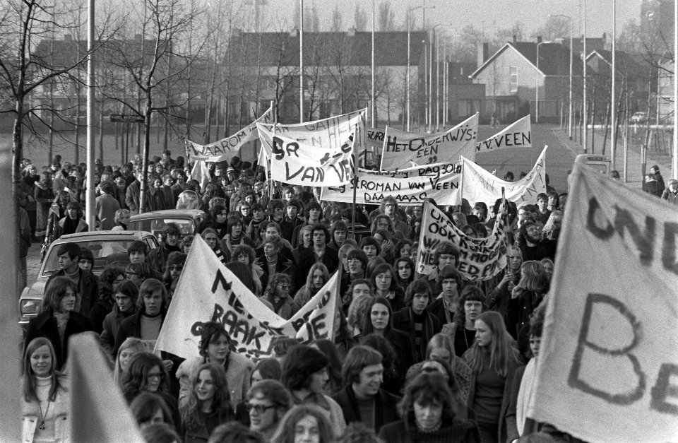 Scholieren demonstreren tegen onderwijsbeleid van minister Van Veen in Eindhoven, Bestanddeelnr 925-2432