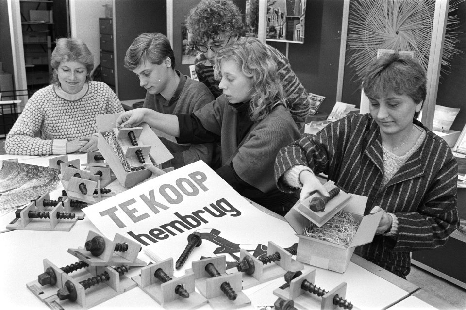 Scholieren met Hembrugsouvenirs, Bestanddeelnr 932-9019