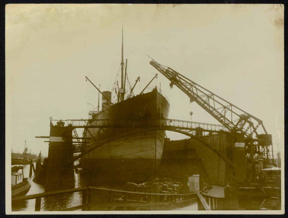 Schip in een droogdok, Bestanddeelnr 158-0609