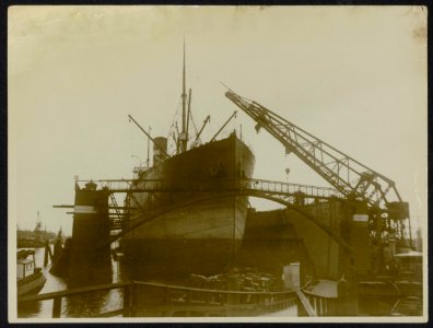 Schip in een droogdok, Bestanddeelnr 158-0609