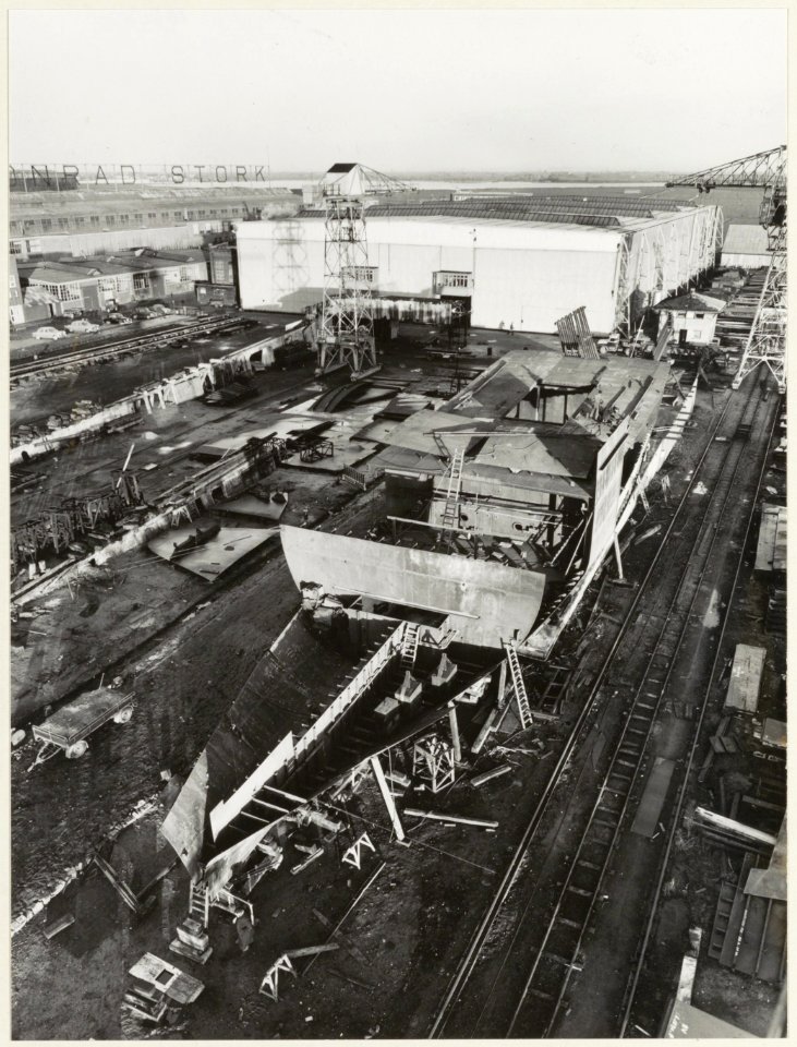Schip in aanbouw op de Haarlemse werf. NL-HlmNHA 54010640