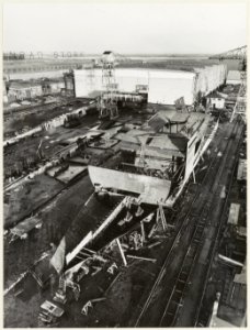 Schip in aanbouw op de Haarlemse werf. NL-HlmNHA 54010640