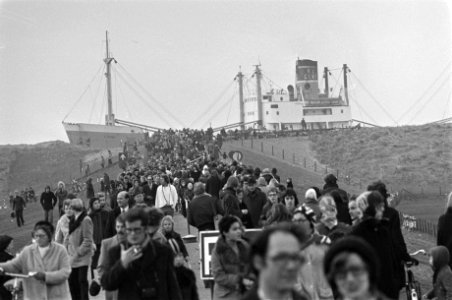 Schip Stardust op strand bij s-Gravezande duizenden kijkers bij het schip, Bestanddeelnr 928-3425