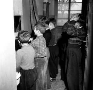 Schipperskinderen wassen hun handen en kammen hun haren voor het eten, Bestanddeelnr 254-1692
