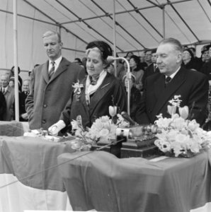 Schip voor HAL bij Wilton Fijenoord werf v.l.n.r. heer Duthil mevrouw J. Anema v, Bestanddeelnr 913-7953