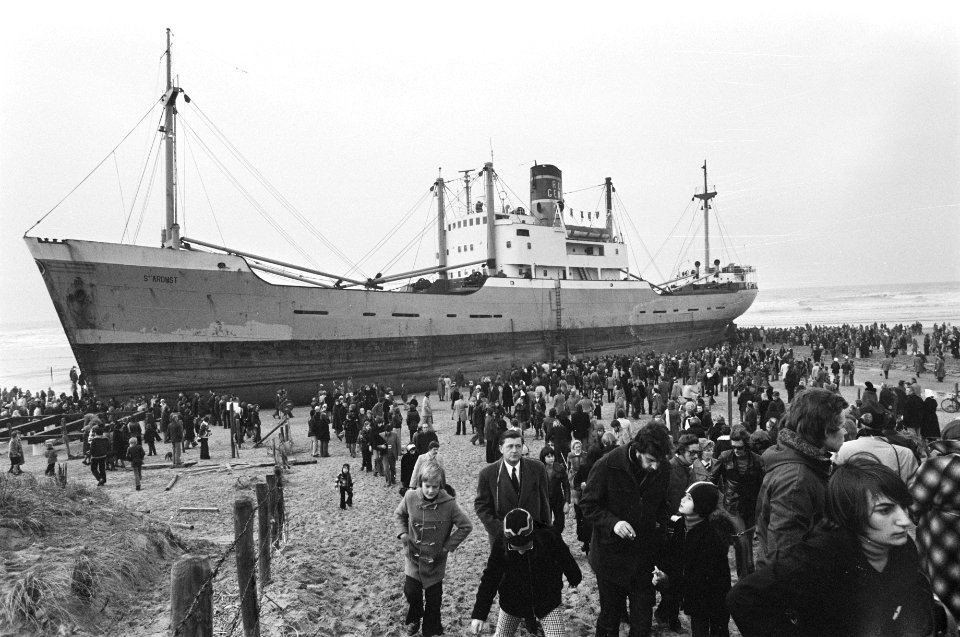 Schip Stardust op strand bij s-Gravezande duizenden kijkers bij het schip, Bestanddeelnr 928-3424