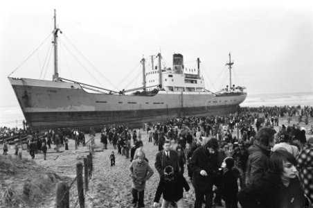 Schip Stardust op strand bij s-Gravezande duizenden kijkers bij het schip, Bestanddeelnr 928-3424
