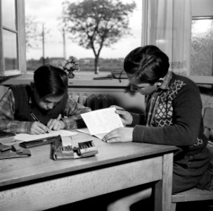 Schipperskinderen maken hun huiswerk, Bestanddeelnr 254-1711 photo