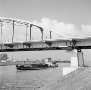 Schip vaart onder de brug door, Bestanddeelnr 254-4701