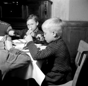 Schipperskinderen gebruiken de middagmaaltijd in de eetzaal van het internaat, Bestanddeelnr 254-1703 photo