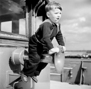 Schipperskind Walter Rieb spelend met de scheepshoorn aan dek van de Damco 9, Bestanddeelnr 254-1417