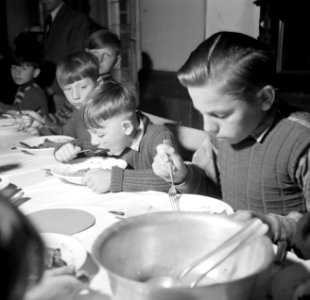 Schipperskinderen gebruiken de middagmaaltijd in de eetzaal van het internaat, Bestanddeelnr 254-1700 photo
