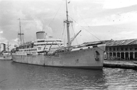 Schip in de haven van Tandjong Priok, Bestanddeelnr 147-1-2