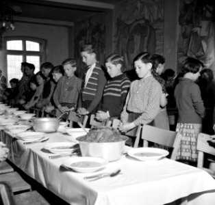 Schipperskinderen bidden voor het eten, Bestanddeelnr 254-1694