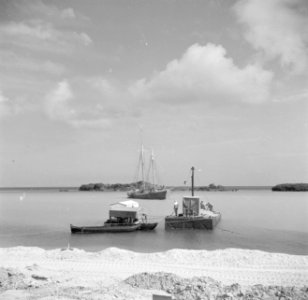 Schip in de baai van Oranjestad op Aruba. Op de voorgrond werkzaamheden voor het, Bestanddeelnr 252-7911