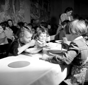 Schipperskinderen gebruiken de middagmaaltijd in de eetzaal van het internaat, Bestanddeelnr 254-1698