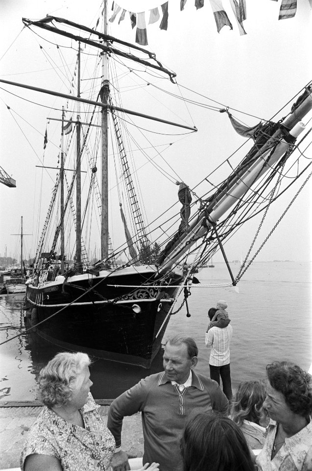 Schip Charlottew Rhodes uit tv-serie Onedinline, in haven Monnickendam in verban, Bestanddeelnr 929-2938