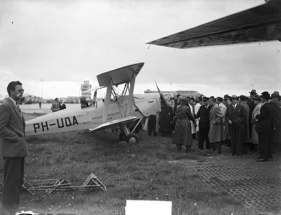 Schiphol 30 jaar onthulling borstbeeld Dr. Plesman, Bestanddeelnr 903-9689