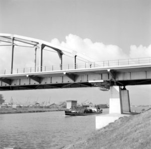 Schip vaart onder de brug door, Bestanddeelnr 254-4700