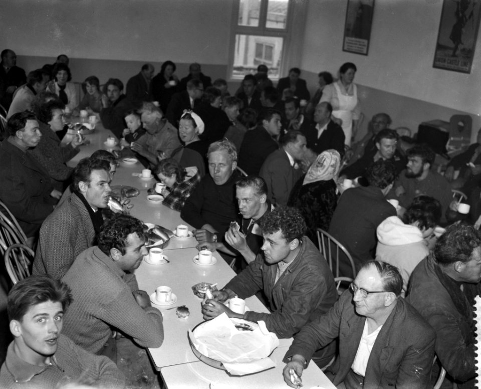 Schipbreukelingen van de Callisto met familieleden aan de maaltijd in Rotterdam, Bestanddeelnr 910-1795