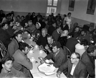 Schipbreukelingen van de Callisto met familieleden aan de maaltijd in Rotterdam, Bestanddeelnr 910-1795