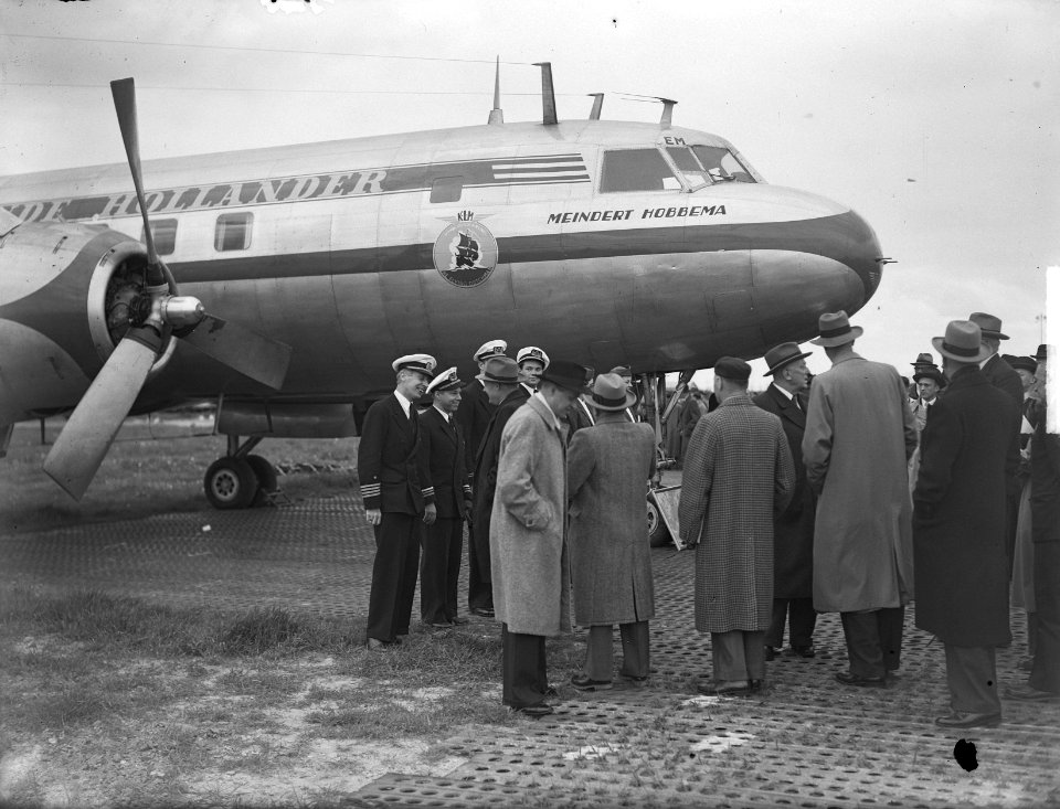 Schiphol 30 jaar onthulling borstbeeld Dr. Plesman, Bestanddeelnr 903-9687