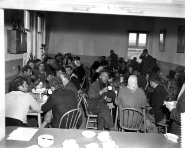 Schipbreukelingen van de Callisto met familieleden aan de maaltijd in Rotterdam, Bestanddeelnr 910-1791