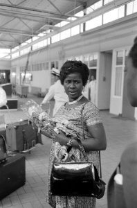 Schiphol aankomst mevrouw Odilia Erzuah (echtgenote Ambassadeur van Ghana ), Bestanddeelnr 914-0086