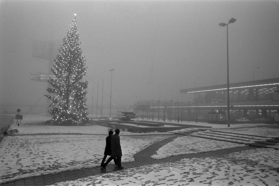 Schiphol dicht door de mist. Kerstboom in mist op Schiphol, Bestanddeelnr 923-0784