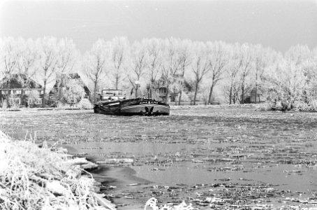 Schip in Amstel met ijs, Bestanddeelnr 924-1456
