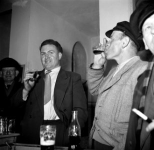Schippers met tweede van rechts Anton Rieb in café Zur Rheinlust van Koeverden …, Bestanddeelnr 254-1554