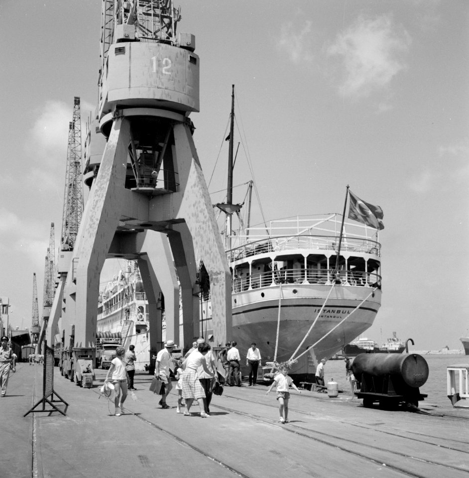 Schip Istanbul aan de kade met havenkranen en passagiers ernaast, Bestanddeelnr 255-2151