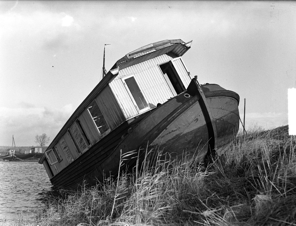Schip half op het droge door gezakt water, Bestanddeelnr 904-3889