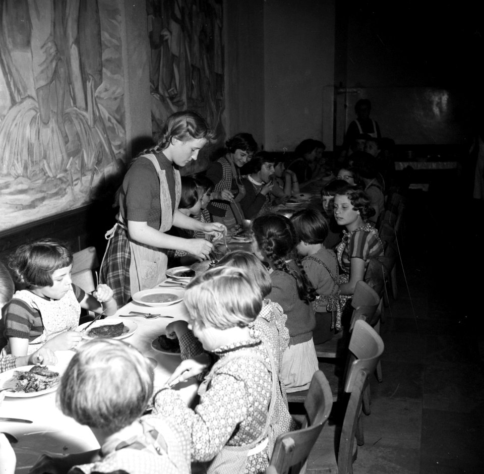 Schipperskinderen gebruiken de middagmaaltijd in de eetzaal van het internaat, Bestanddeelnr 254-1701