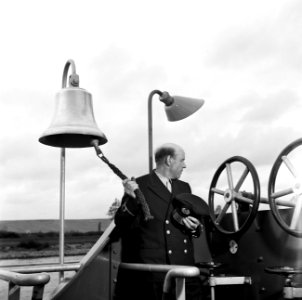 Schipper Anton Rieb van de Damco 9 geeft het belsignaal In Godsnaam, vermoedeli…, Bestanddeelnr 254-1358