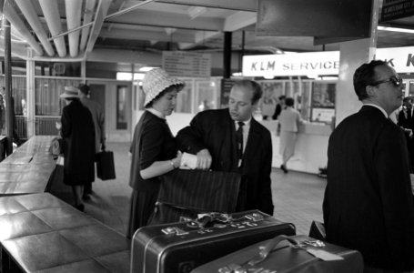Schiphol aankomst mevrouw Odilia Erzuah (echtgenote Ambassadeur van Ghana ), Bestanddeelnr 914-0088