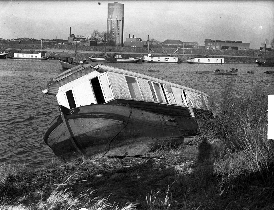 Schip half op het droge door gezakt water, Bestanddeelnr 904-3888