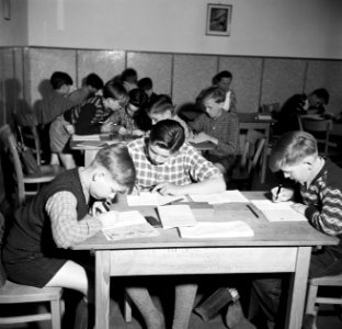 Schipperskinderen maken hun huiswerk, Bestanddeelnr 254-1710 photo