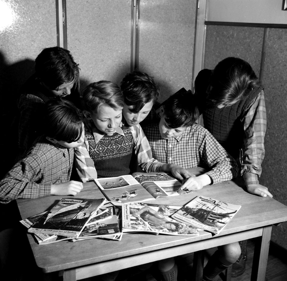 Schipperskinderen lezen tijdschriften, Bestanddeelnr 254-1705